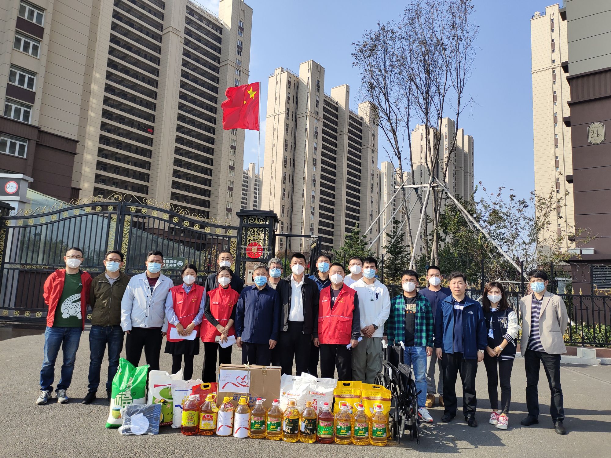 2022年8月29日，志愿者們?yōu)榕R水社區(qū)居民送去米面油等物資