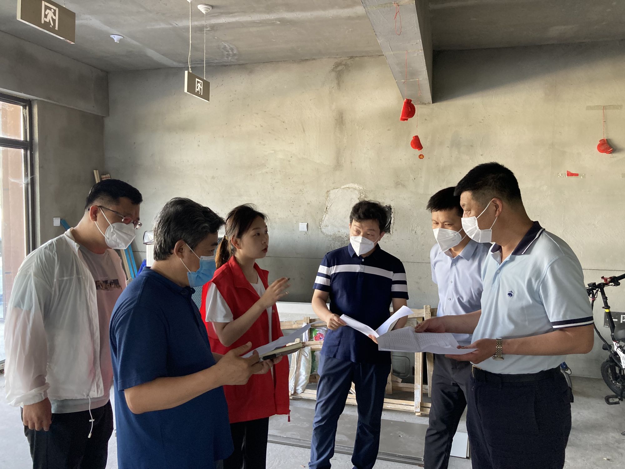 與臨水社區(qū)對(duì)接制作風(fēng)雨門廊事宜